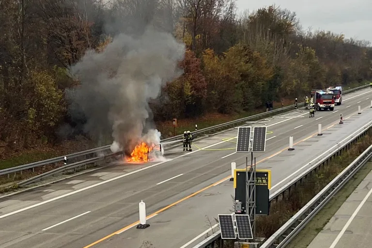 A7 Harsum NI – Fahrer nach PKW-Brand auf Autobahn verletzt