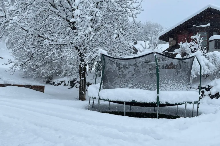 Warnung - Starker Schneefall und grosse Lawinengefahr dauern an!