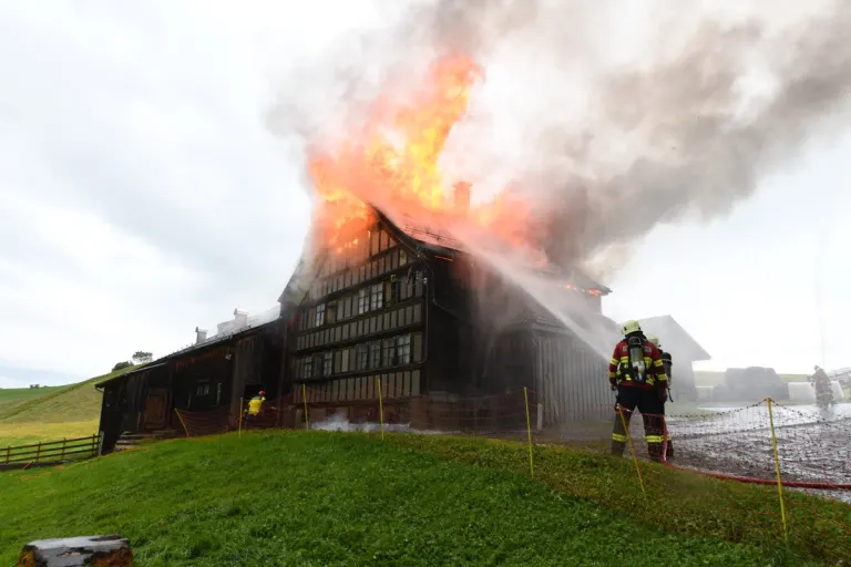 Hundwil AR - Bauernhaus von einem Bitz getroffen