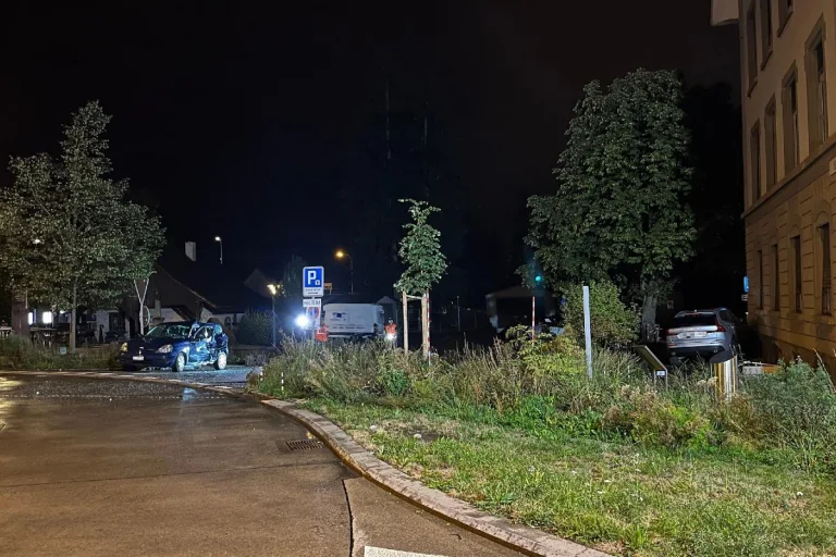 Bassersdorf ZH - Heftiger Verkehrsunfall fordert zwei Verletzte