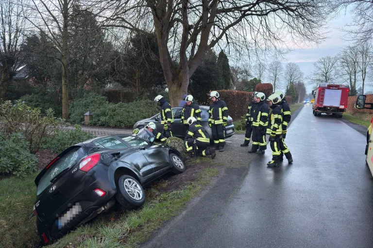 Aurich – Auto landet bei Unfall im Straßengraben