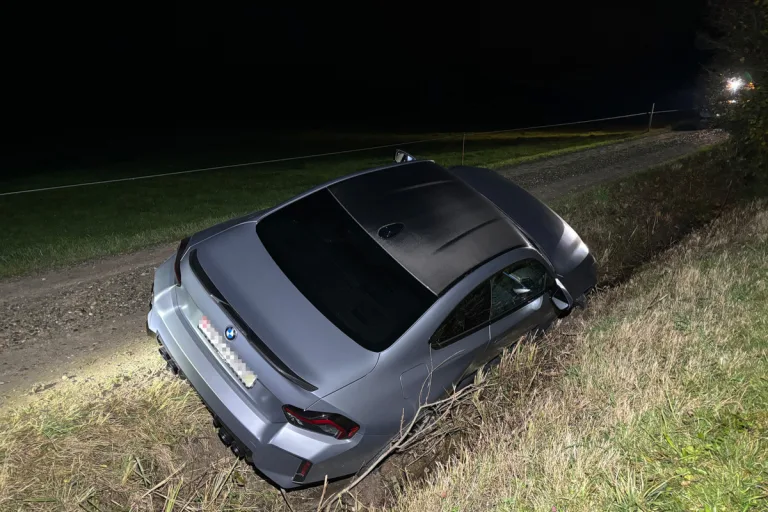 Ettenhausen TG – Autofahrer landet bei Unfall alkoholisiert in einem Bach