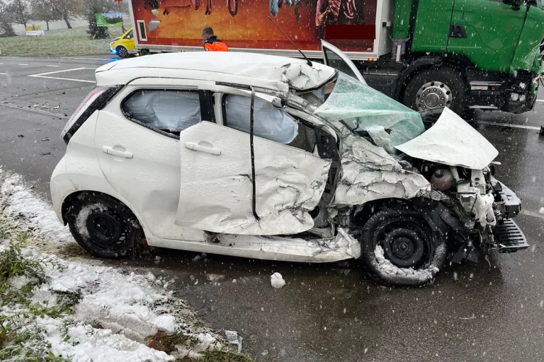 Wuppenau TG -  Über zehntausend Franken Sachschaden und eine Verletzte nach Unfall