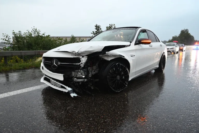 Unfall auf A1 bei Thal SG – Auto prallt gegen Leitplanke