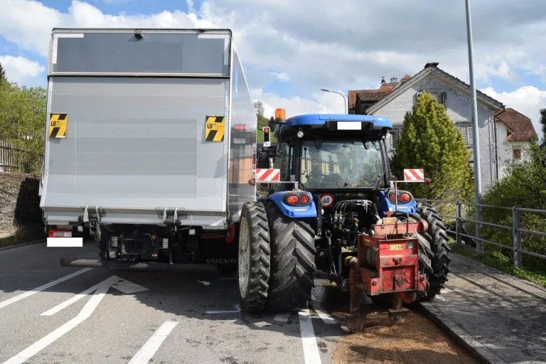 Verkehrsunfall zwischen Lastwagen und Traktor in Herisau AR