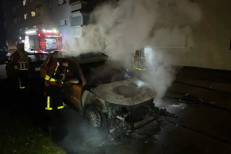 Stadt St. Gallen - Fahrzeug gerät in der Nacht in Brand