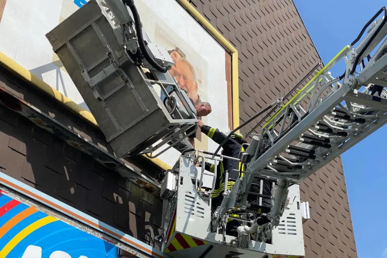 Dortmund – Technischer Defekt an Arbeitsbühne bringt Dachdecker in Bedrängnis