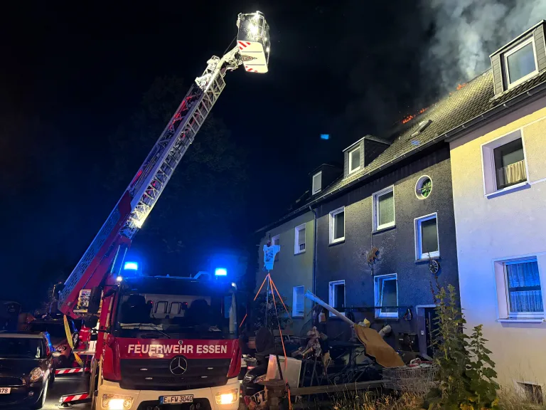 Essen – Dachstuhlbrand mit drei verletzten Einsatzkräften
