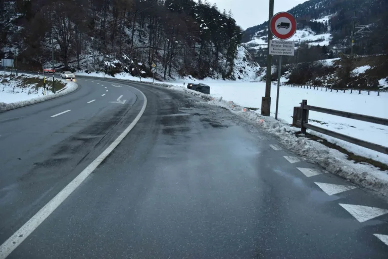 Unfall in Bonaduz GR - Auto überschlägt sich 