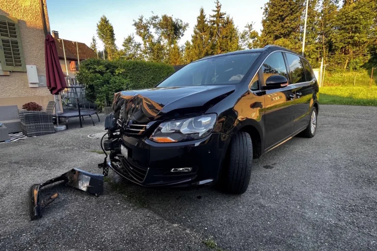 Unfall in Uznach SG – Fahrunfähig gegen Hausfassade geprallt