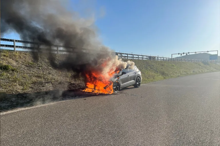 Delémont JU – Auto fängt bei Fahrt Feuer