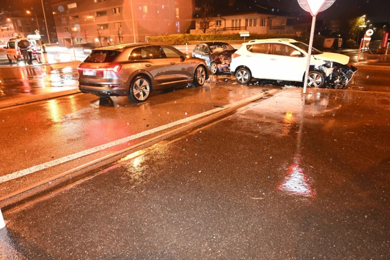 Sargans SG - Schwerer Verkehrsunfall zwischen drei Autos