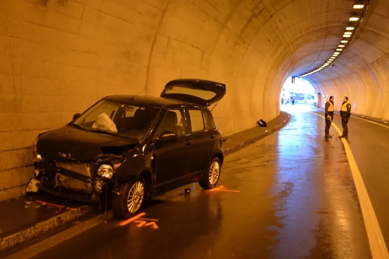 Davos GR - Unfall in Tunnel führt zu Strassensperrung