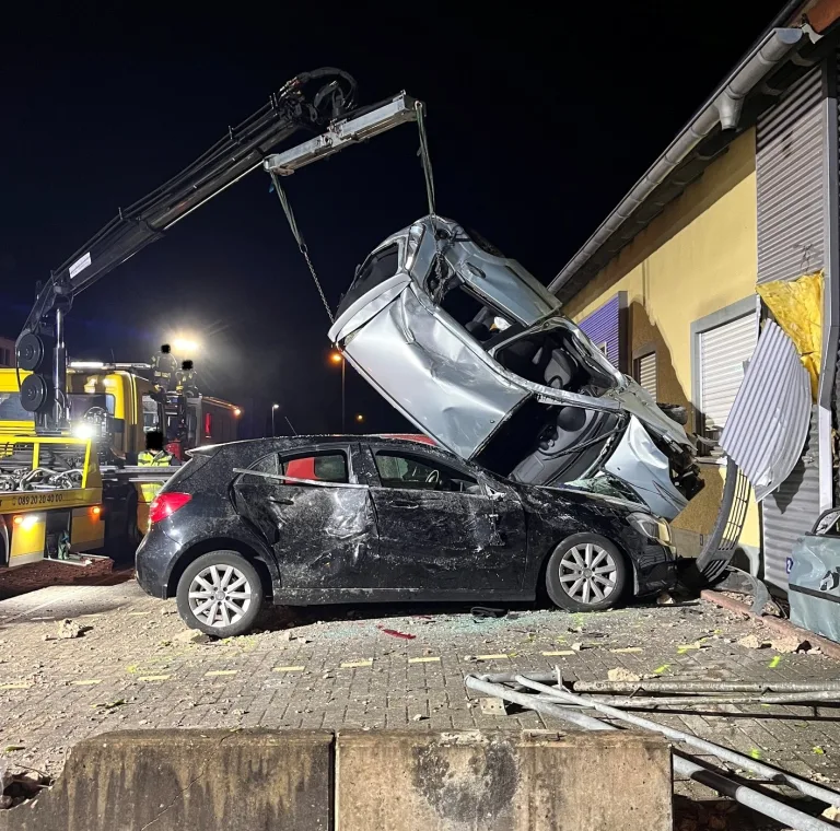 Beckingen – Zwei Schwerverletzte nach Unfall mit Überschlag