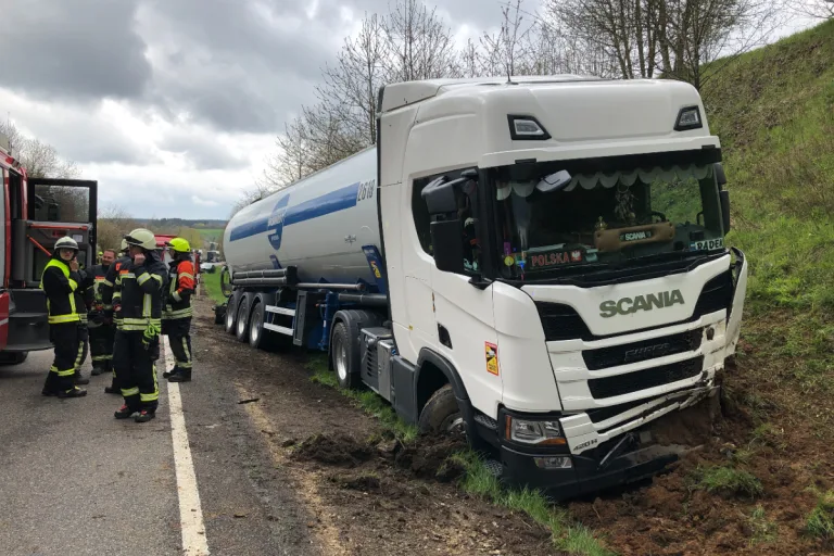 Schwerer Verkehrsunfall auf der B51 bei Rommersheim - PKW kollidiert frontal mit Sattelzug