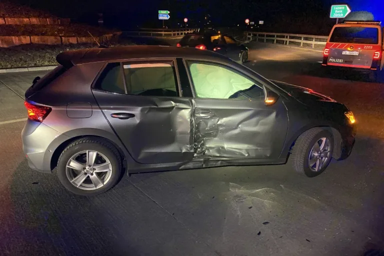 Pratteln BL - Unfall zwischen zwei Personenwagen