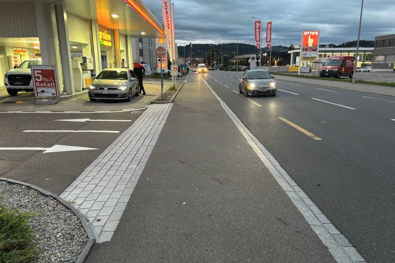 Unfall in Wil SG – Auto kollidiert auf Trottoir mit E-Scooter