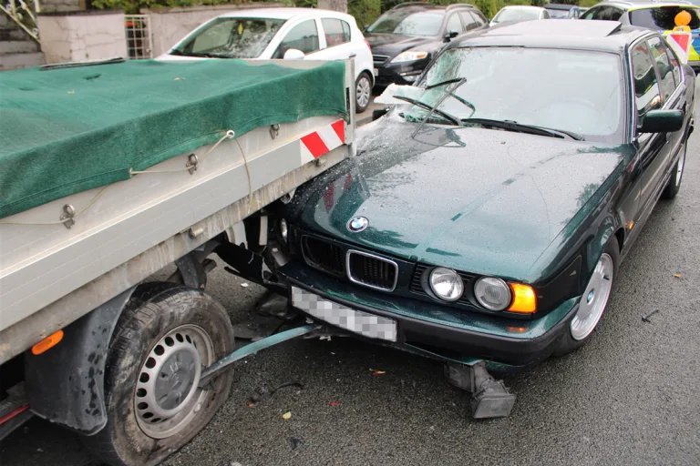 Hagen NW – BMW unter Baustellenfahrzeug eingeklemmt