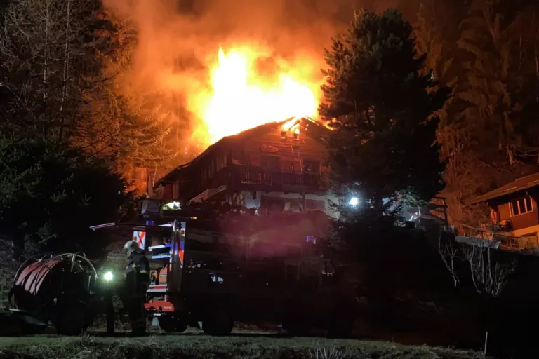St-Jean/Anniviers VS - Chalet nach Brand zerstört