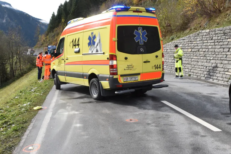 Waltensburg/Vuorz GR - Verkehrsdienstspezialist frontal von Auto erfasst und schwer verletzt