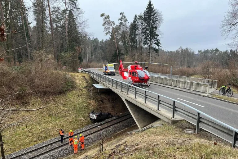 Thalheim a.d. Thur ZH – Autofahrerin stürzt von einer Brücke