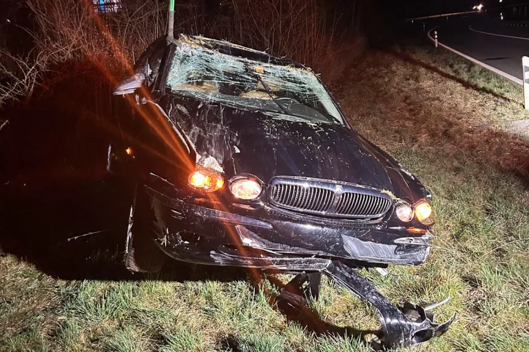Unfall in Frick AG – Junglenker verliert Kontrolle übers Auto