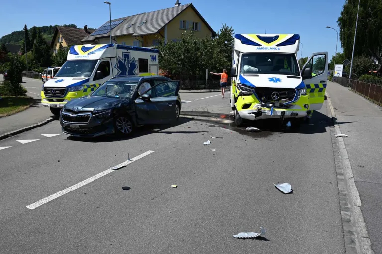 Rheineck SG - 87-Jähriger fährt während eines Einsatzes in einen Rettungswagen 