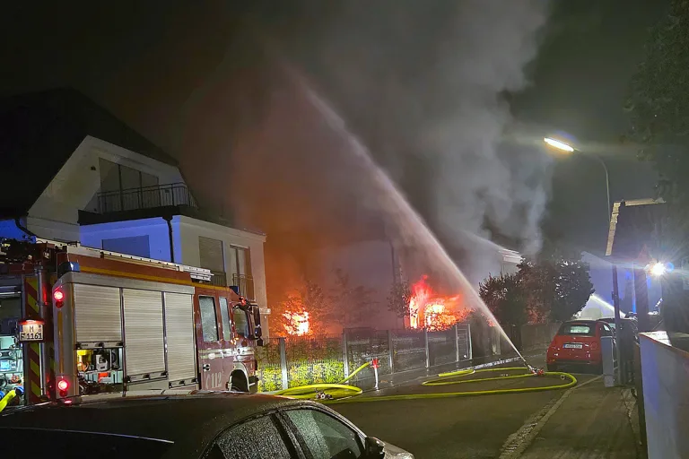 München BY – Brandstiftung und Explosionen in Wohnhaus – Zwei Schwerverletzte