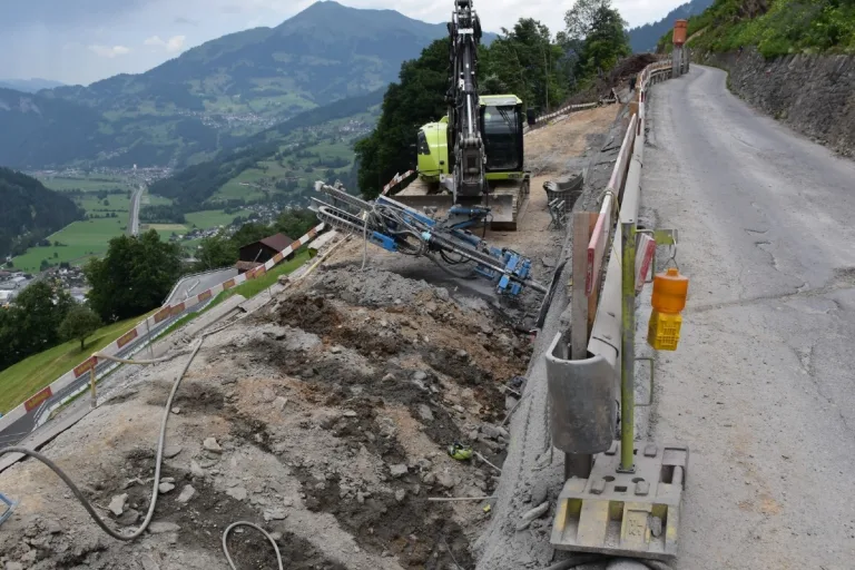 Arbeitsunfall in Schiers GR - Zwei Arbeiter durch Bohrgerät an Kopf und Bein verletzt!