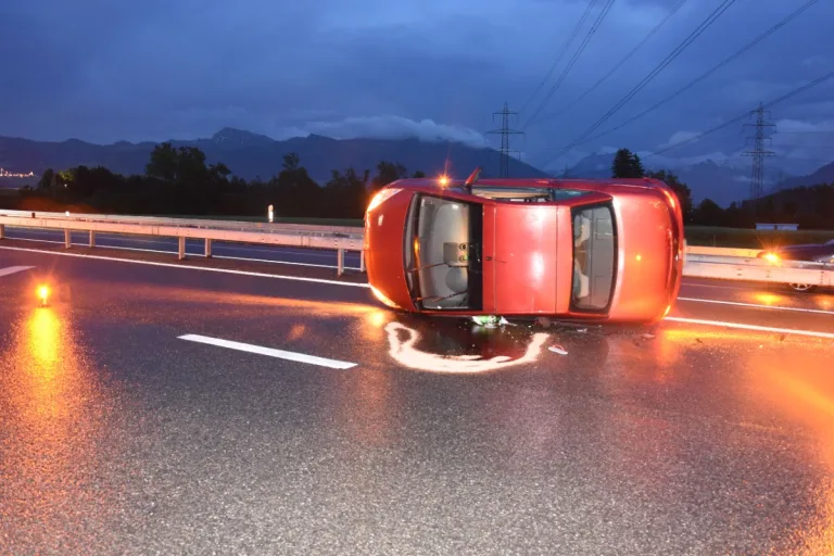Schmerikon SG - 22-Jährige baut spektakulären Totalschaden