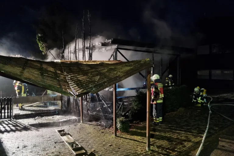 Goch - Carport in Vollbrand
