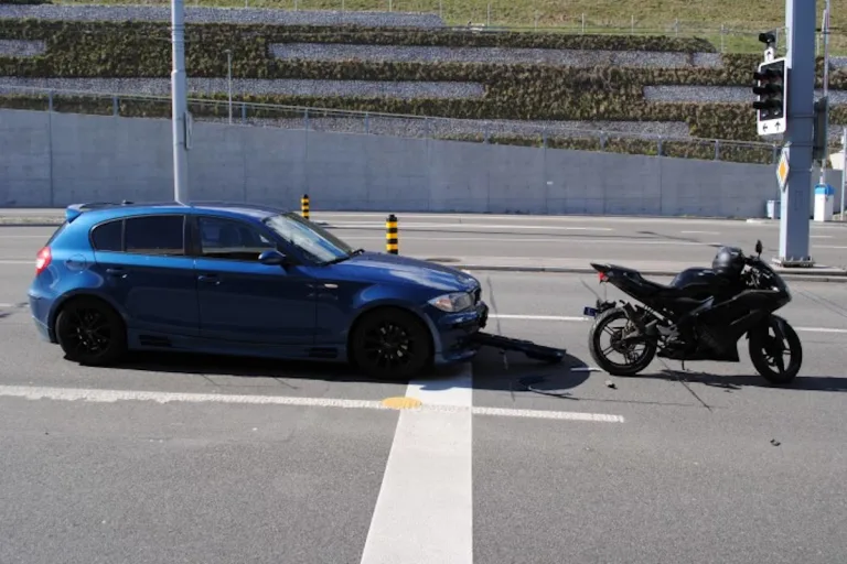 Neuhausen am Rheinfall SH – Auffahrkollision zwischen Personenwagen und Motorrad