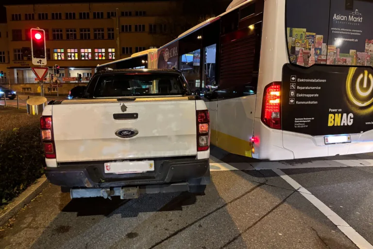 Stadt Schaffhausen – Unfall zwischen Linienbus und Auto