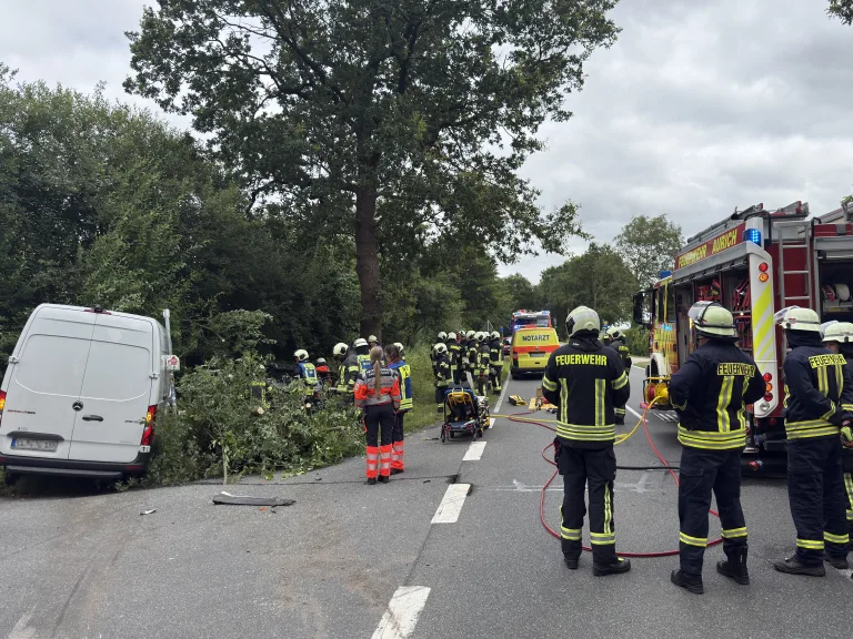 Ast durchbohrt Auto nach Unfall – Drei Verletzte in Aurich