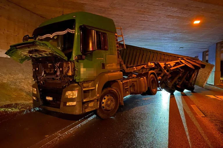 Frauenfeld TG - Unter Autobahnbrücke verkeilt - Betroffene Strassen mehrere Stunden gesperrt