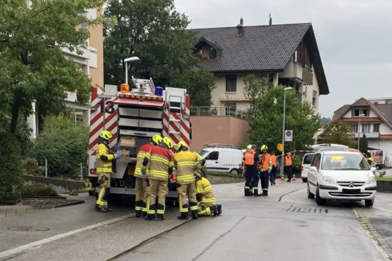 Baar ZG - Bein eines Sechsjährigen bei Unfall im Radkasten eingeklemmt