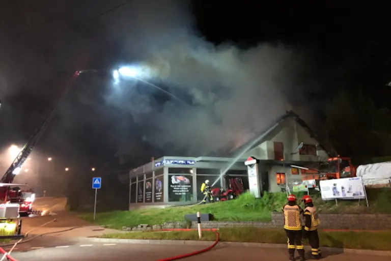 Brand in Givisiez FR – Betrieb geht in Flammen auf
