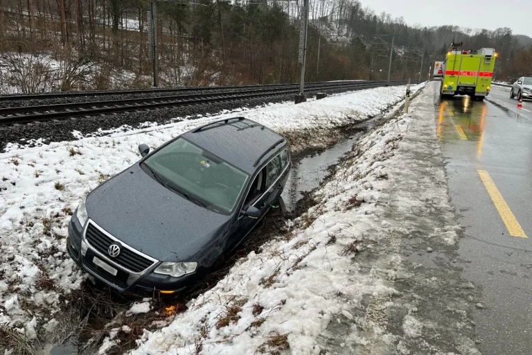 Unfall zwischen Kemptthal und Winterthur ZH - Auto landet in Strassengraben - Zugstrecke musste gesperrt werden