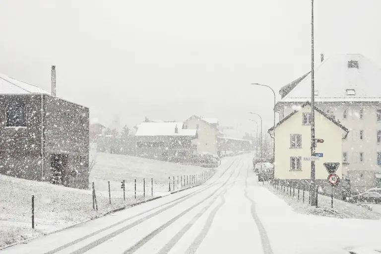 Ergiebige Niederschläge mit Schnee bis in tieferen Lagen sorgen am Freitag für Verkehrsprobleme an den Alpen und Voralpen