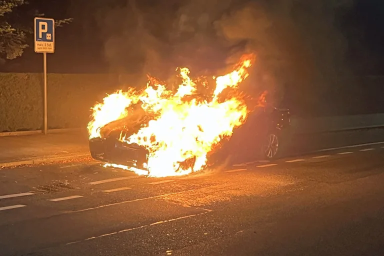 Luzern – Auto gerät während der Fahrt in Brand