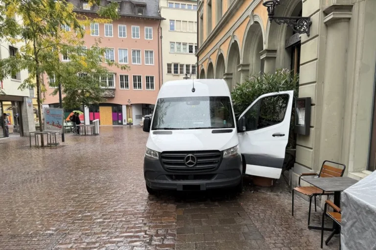 Schaffhausen SH – Ungesicherter Lieferwagen rollt in Restaurant
