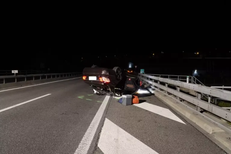 Silenen UR - Auto überschlägt sich auf der A2