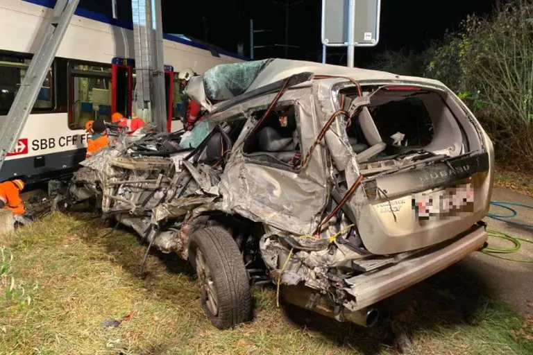 Duggingen BL - Auto gerät auf die Bahngeleise und wird von Zug erfasst