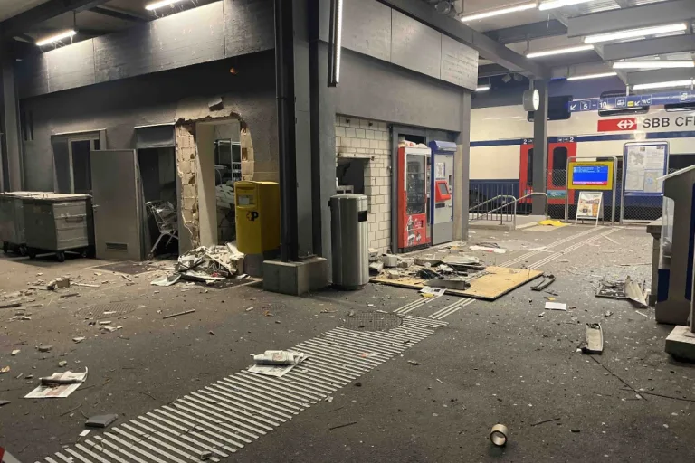  Ziegelbrücke GL / SG - Geldautomat am Bahnhof aufgesprengt – Täterschaft auf der Flucht