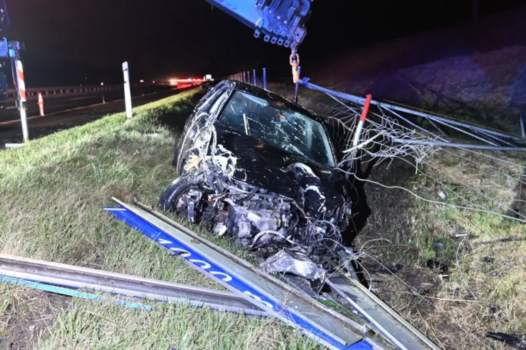 A13 Salez SG – Fahrunfähiger Lenker kollidiert mit Zaun