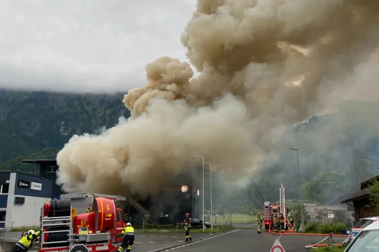 Interlaken BE - Dachstockbrand in Garagenbetrieb