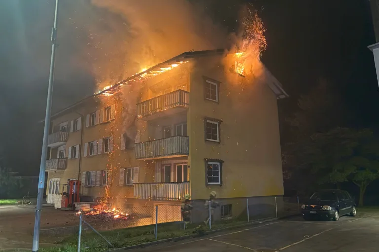 Au SG – Mehrfamilienhaus gerät in Brand