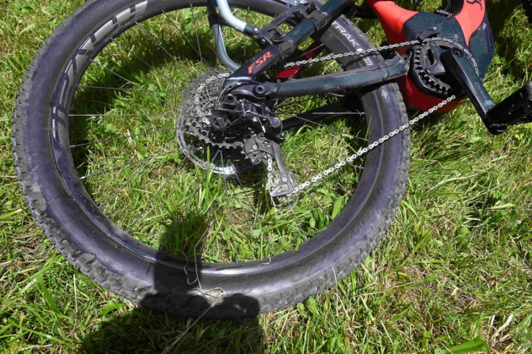 Unterwasser SG – E-Bike-Lenkerin nach Kollision mit Auto und Anhänger schwer verletzt