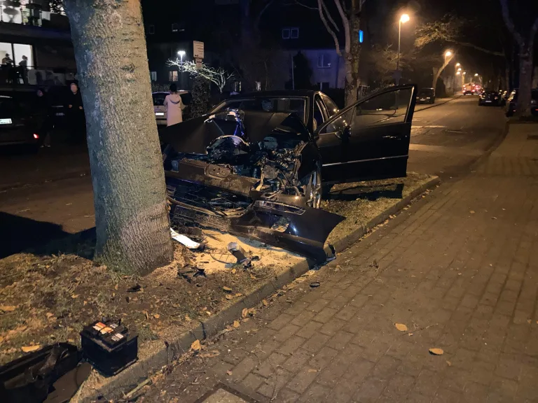 Hattingen – PKW prallt frontal gegen Baum