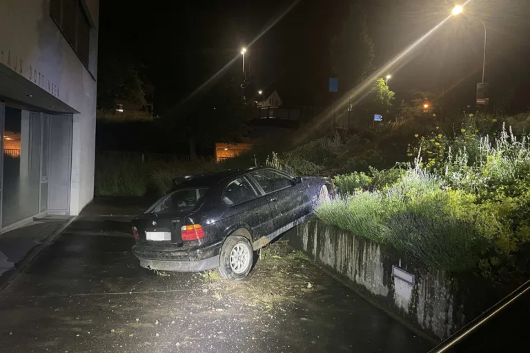 Döttingen AG - Neulenker verliert Kontrolle übers Auto 
